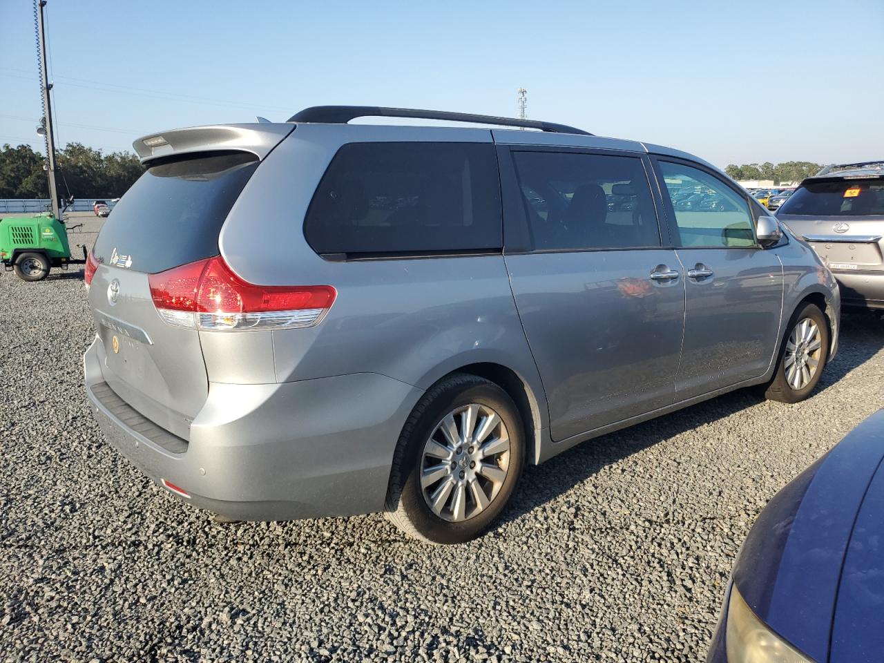 5TDDK3DC3BS026061 2011 Toyota Sienna Xle