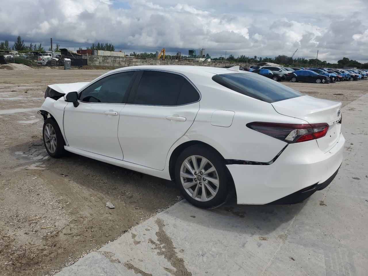 4T1C11AK6NU644615 2022 TOYOTA CAMRY - Image 2