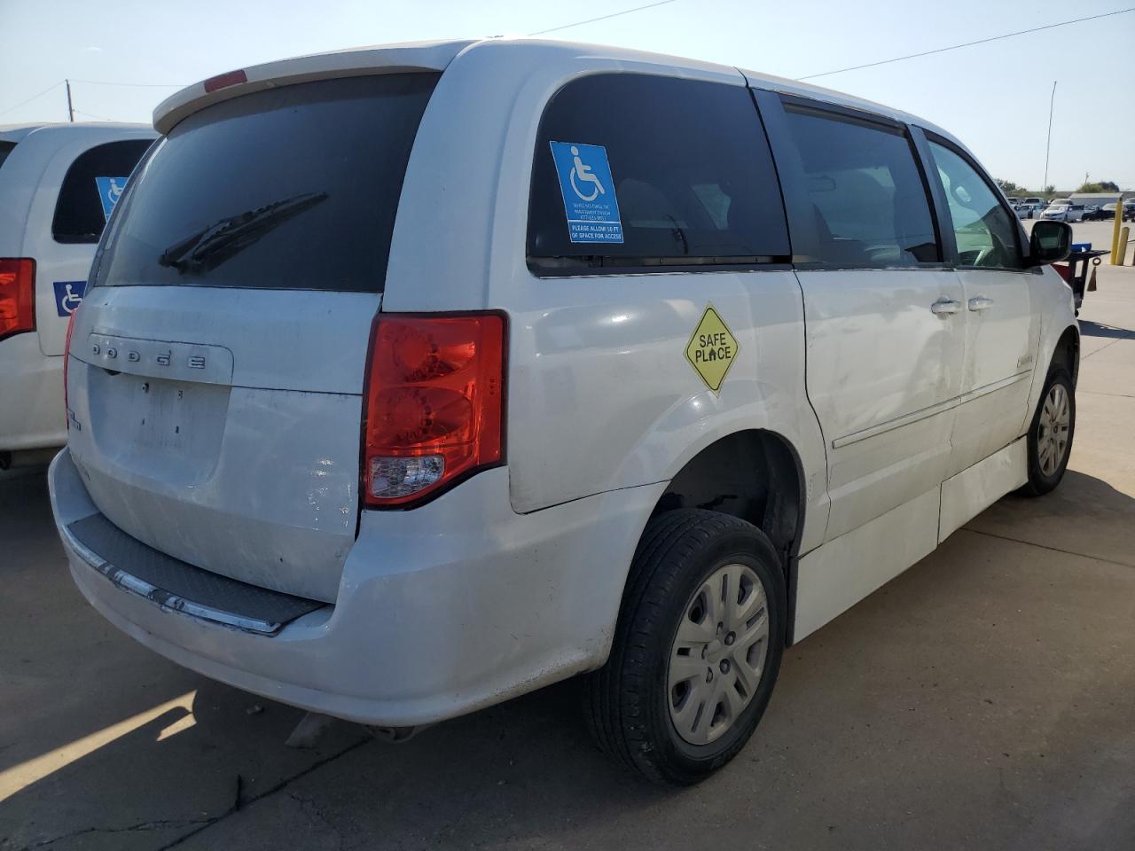 2017 Dodge Caravan - Image 3