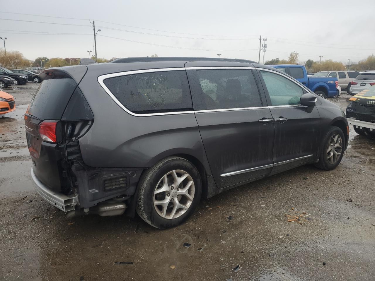 2017 Chrysler Pacifica - Image 3
