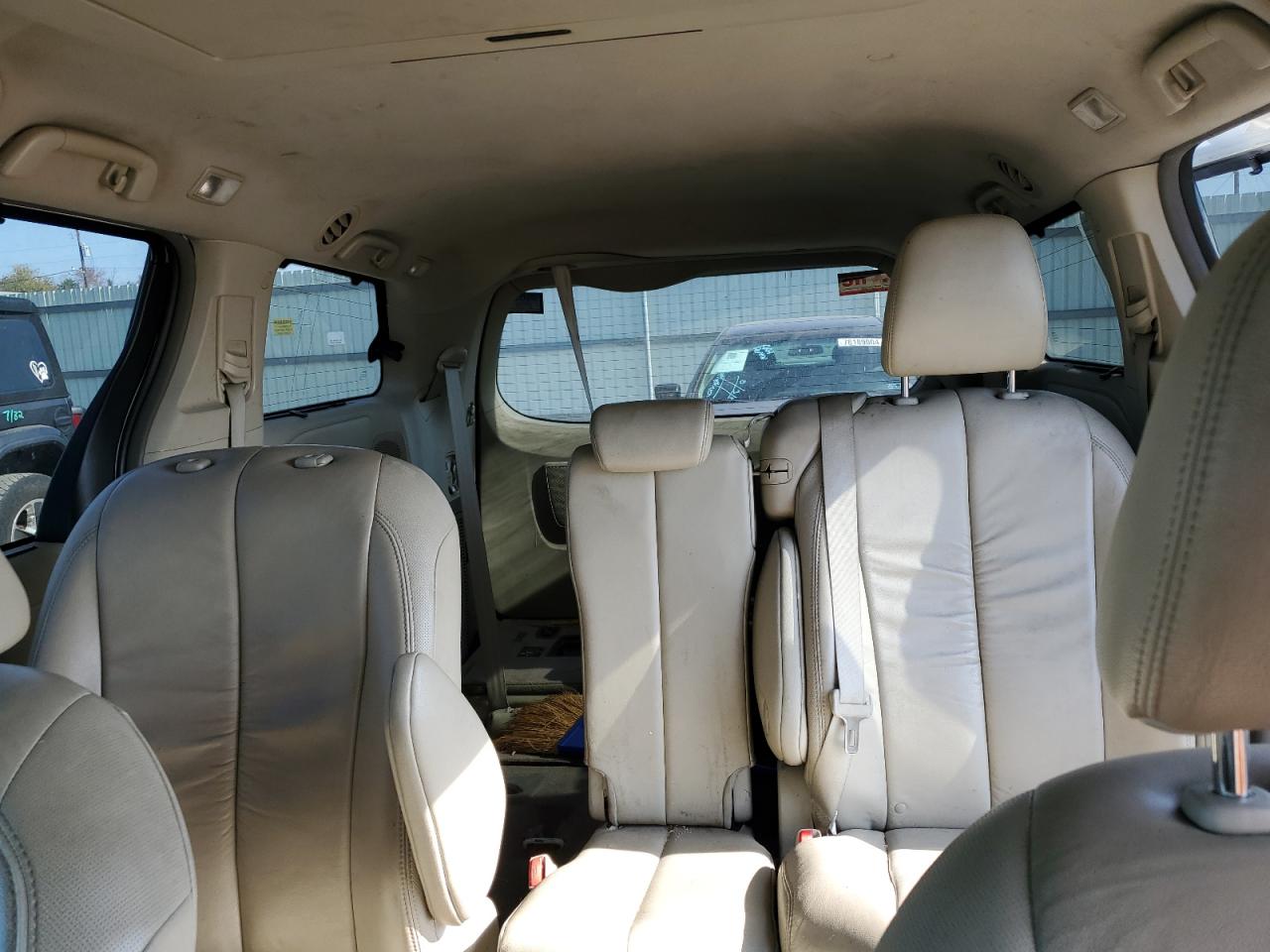 2011 Toyota Sienna - Image 10