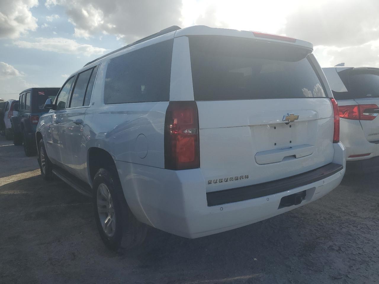 VIN 1GNSKHKC4KR243938 2019 CHEVROLET SUBURBAN no.2