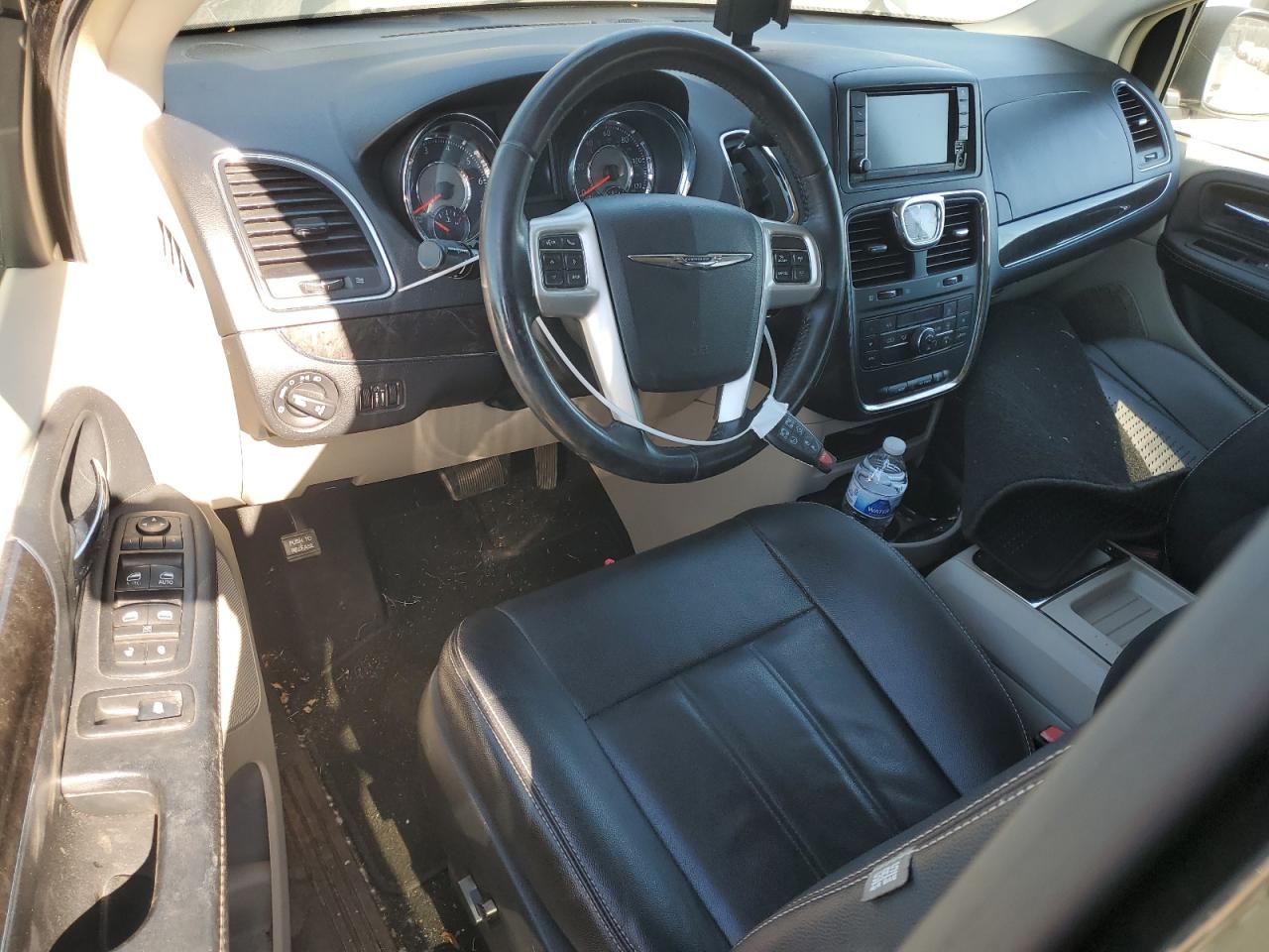 2016 Chrysler Town & Country - Image 8