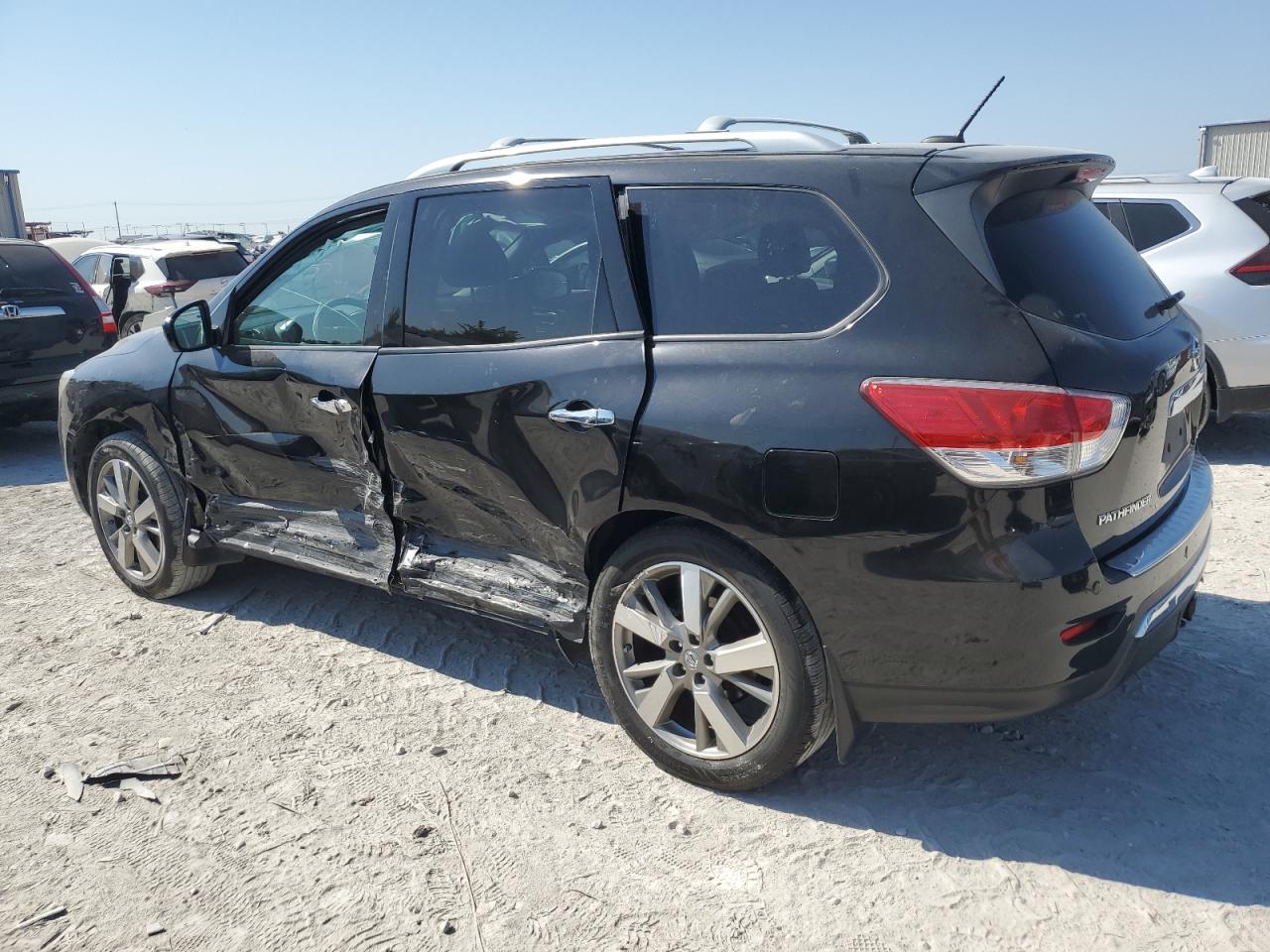 2015 Nissan Pathfinder - Image 2