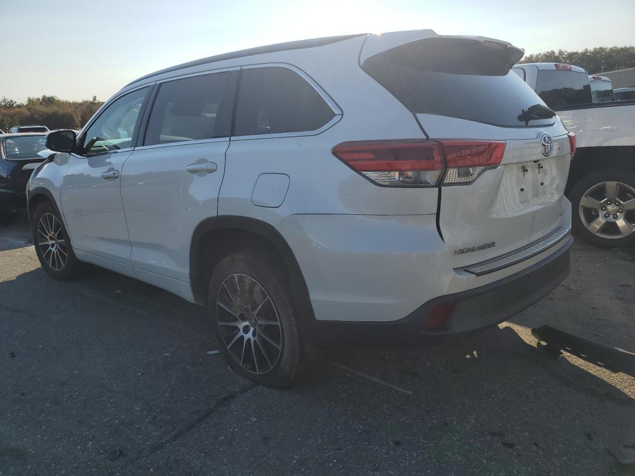 5TDJZRFH5HS371112 2017 TOYOTA HIGHLANDER - Image 2