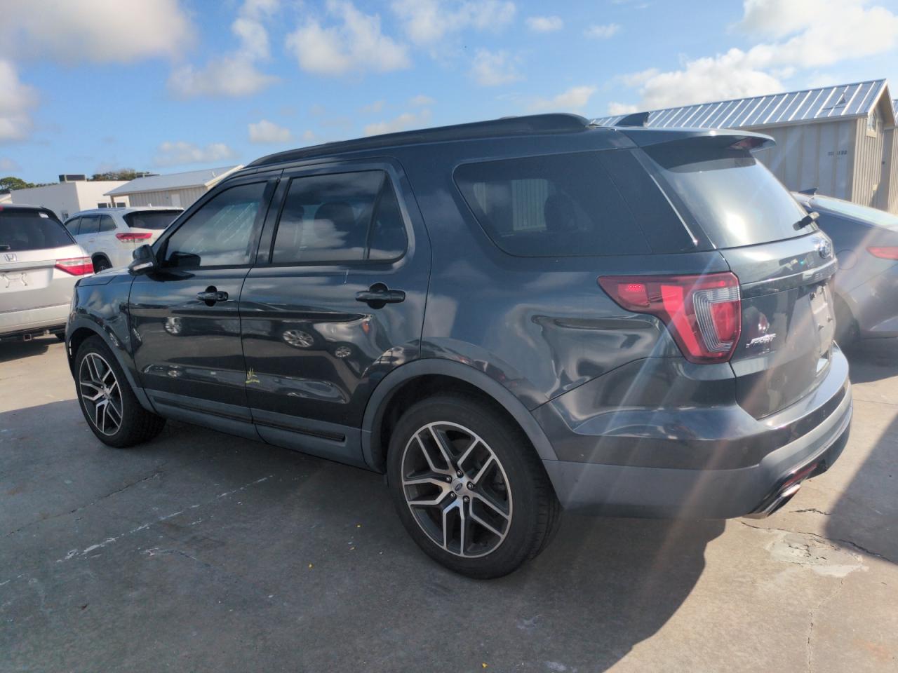 1FM5K8GT7HGA01773 2017 FORD EXPLORER - Image 2