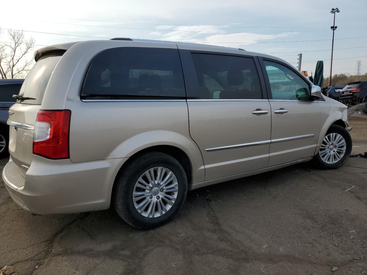 2016 Chrysler Town & Country - Image 3