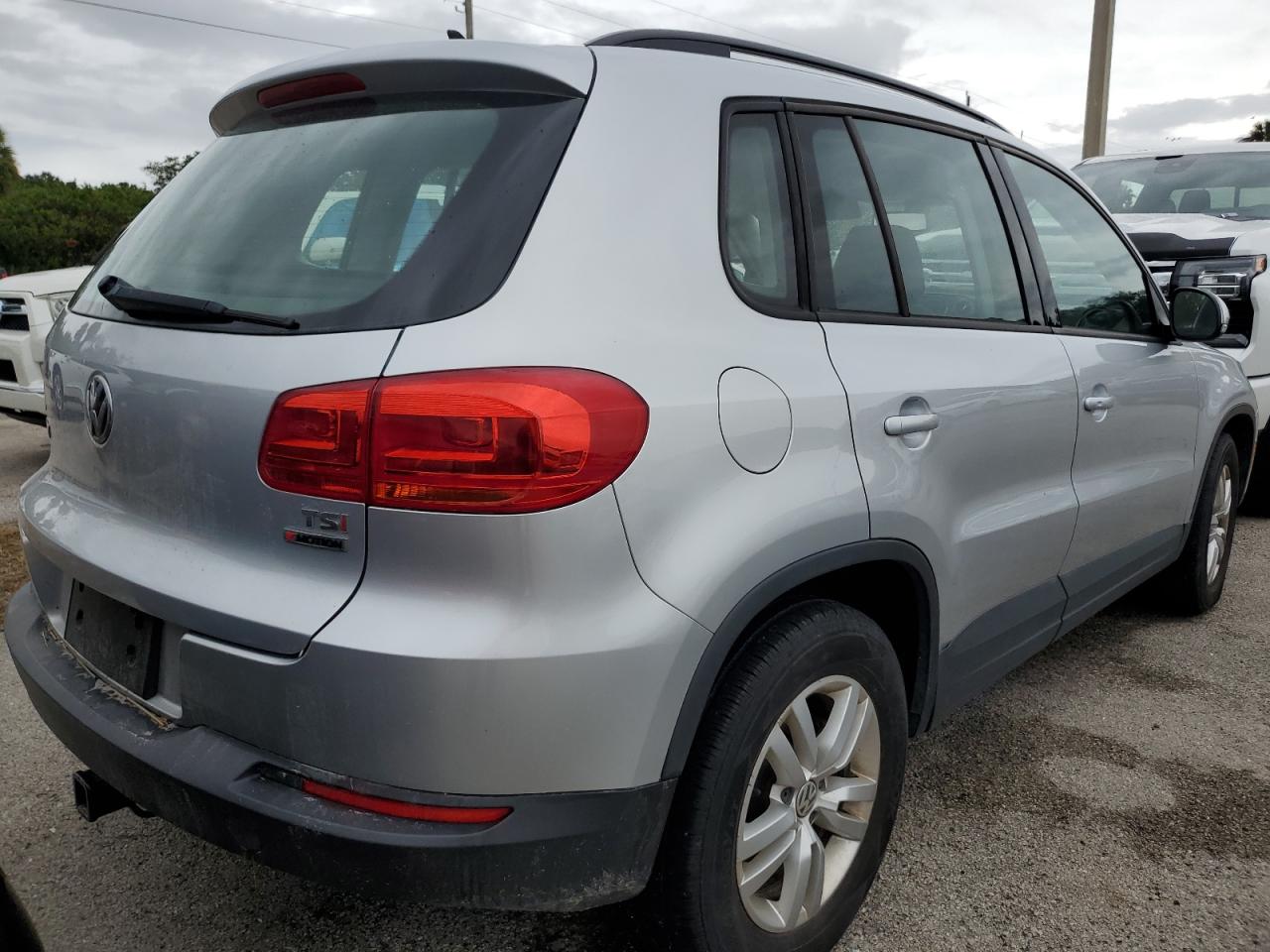 WVGBV7AX9HK022010 2017 Volkswagen Tiguan S