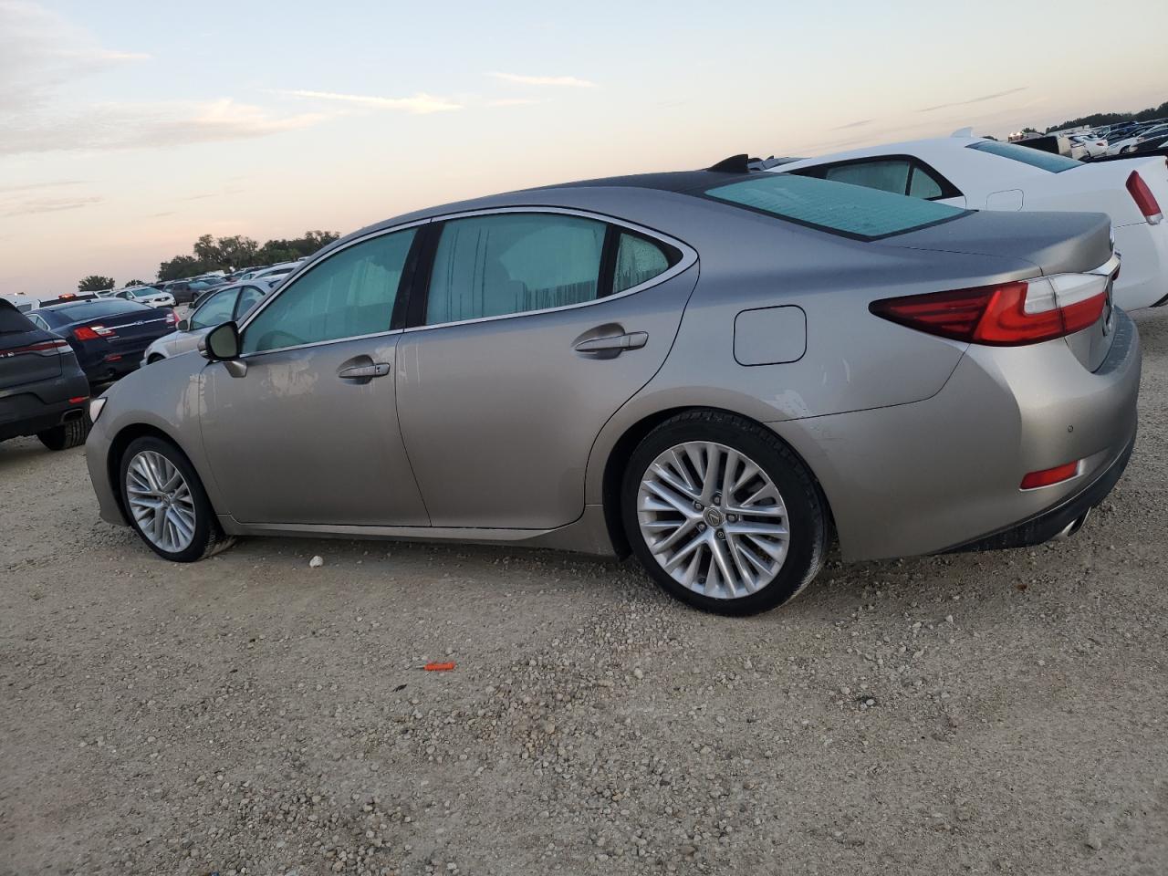 2016 Lexus ES - Image 2