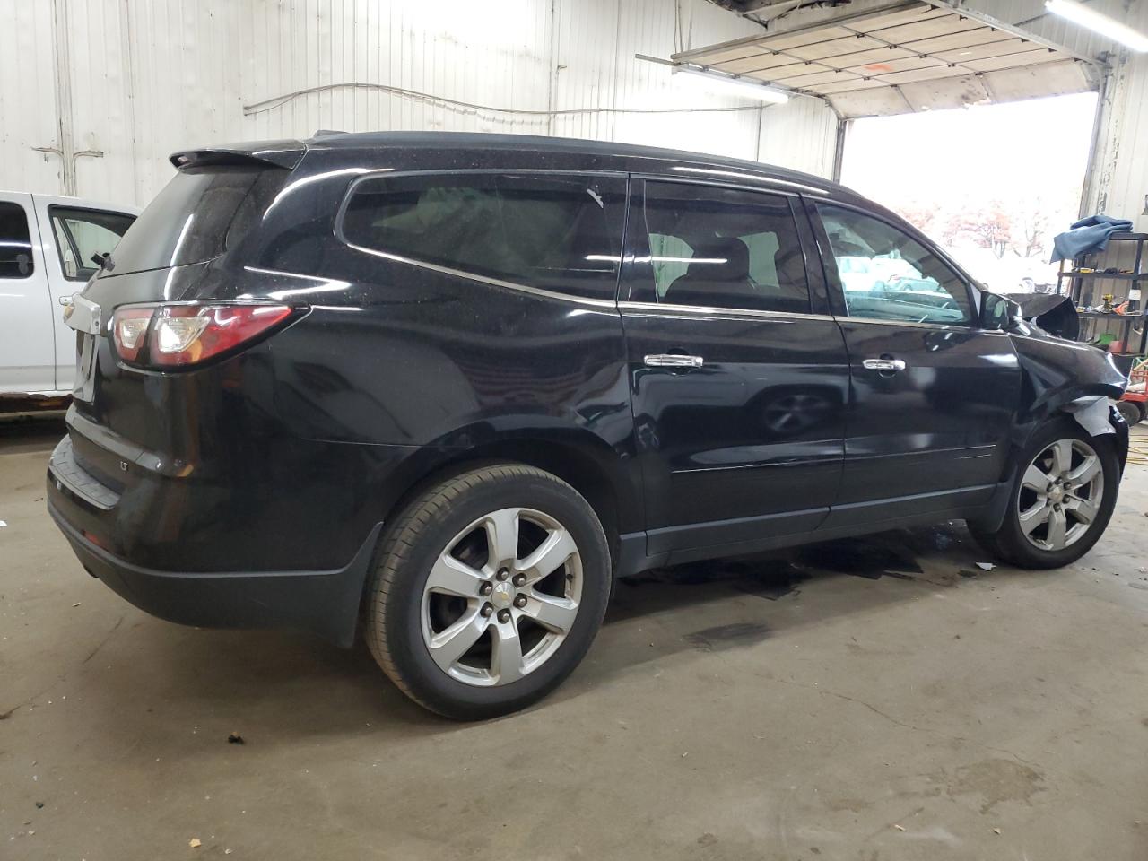 VIN 1GNKRGKD0HJ333237 2017 CHEVROLET TRAVERSE no.3