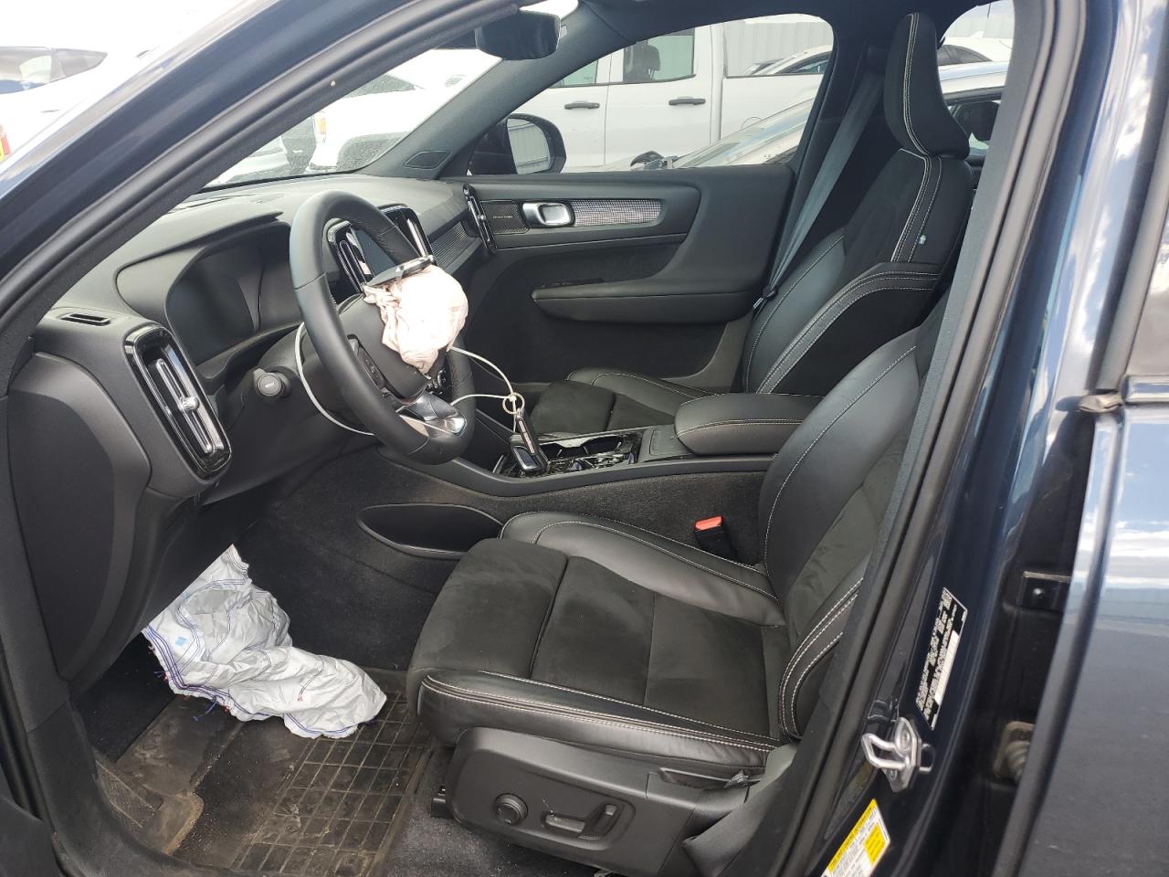 2022 Volvo XC40 - Image 7