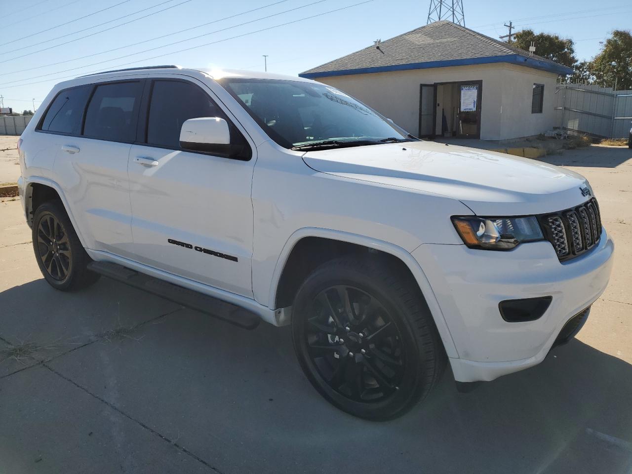2017 Jeep Grand Cherokee - Image 4