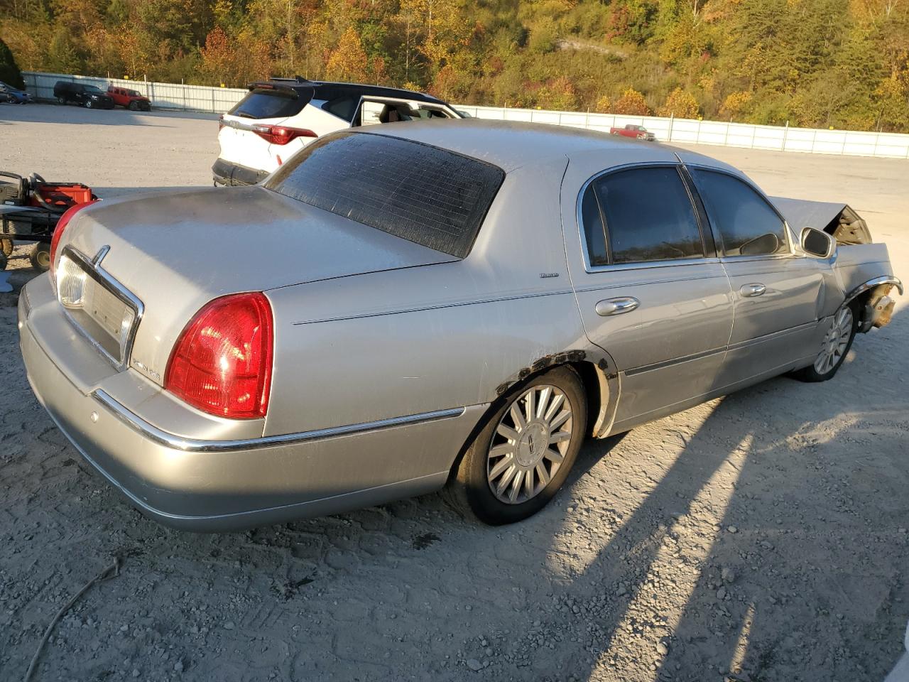 2004 Lincoln Town Car - Image 3