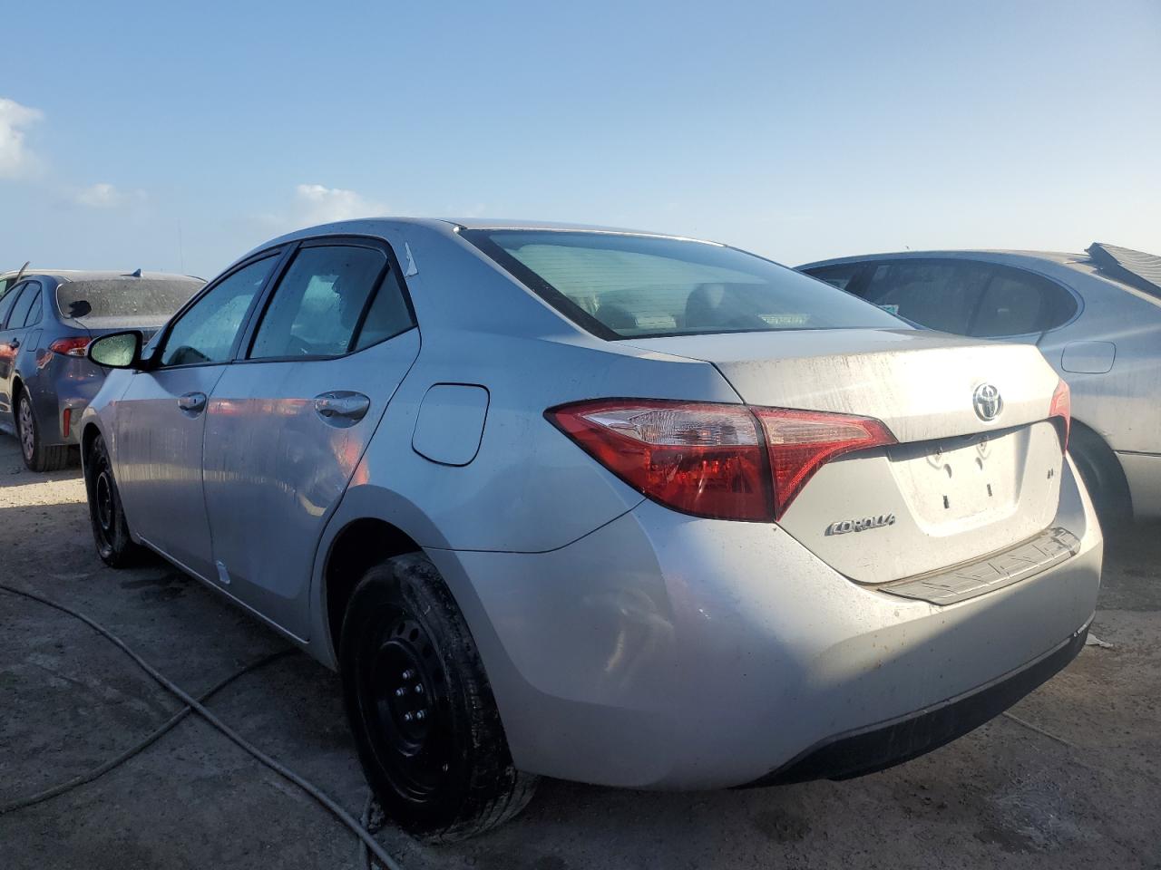 VIN 2T1BURHE5JC055097 2018 TOYOTA COROLLA no.2