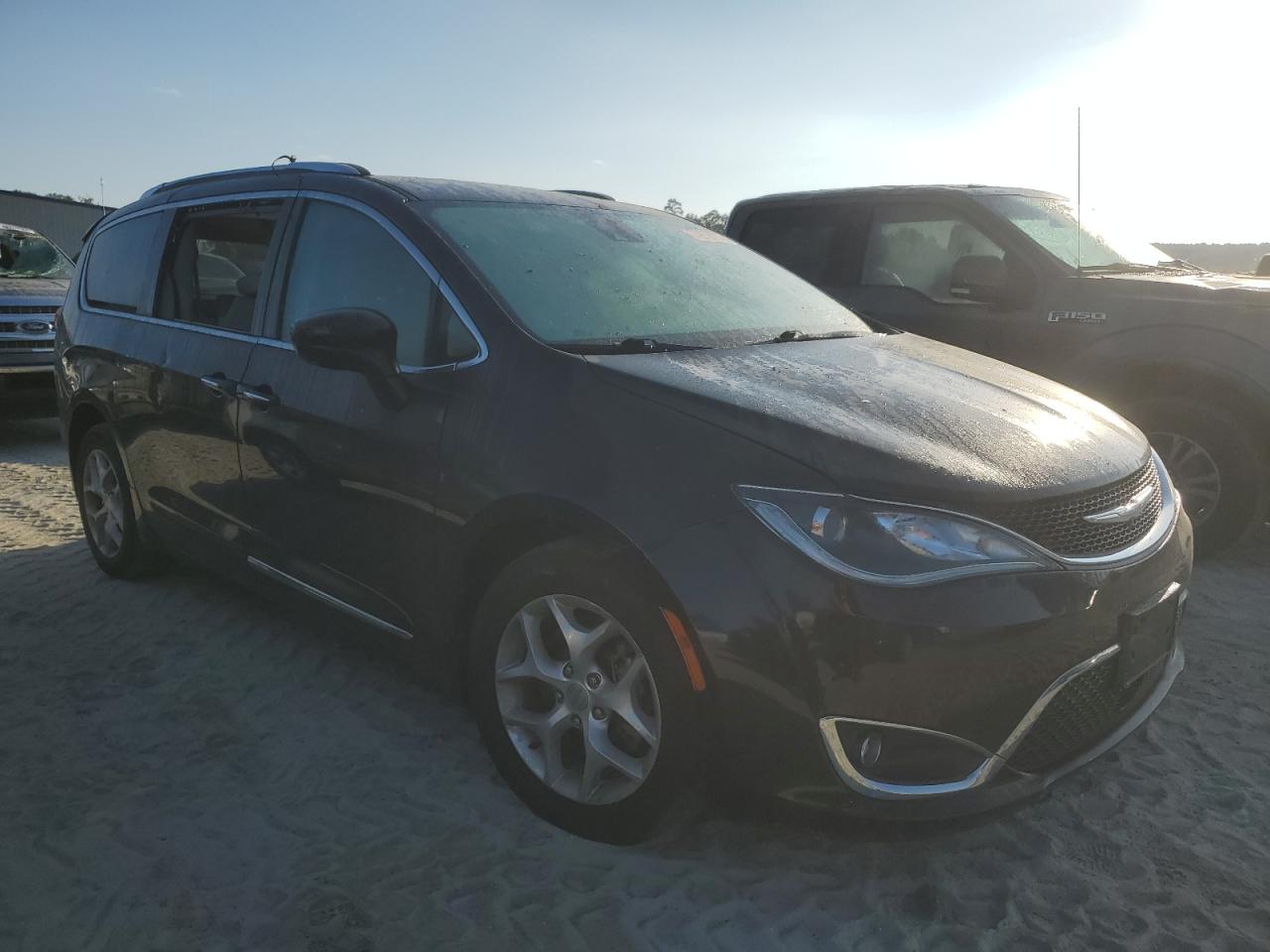 2017 Chrysler Pacifica - Image 4