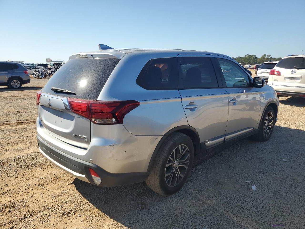 2017 Mitsubishi Outlander - Image 3
