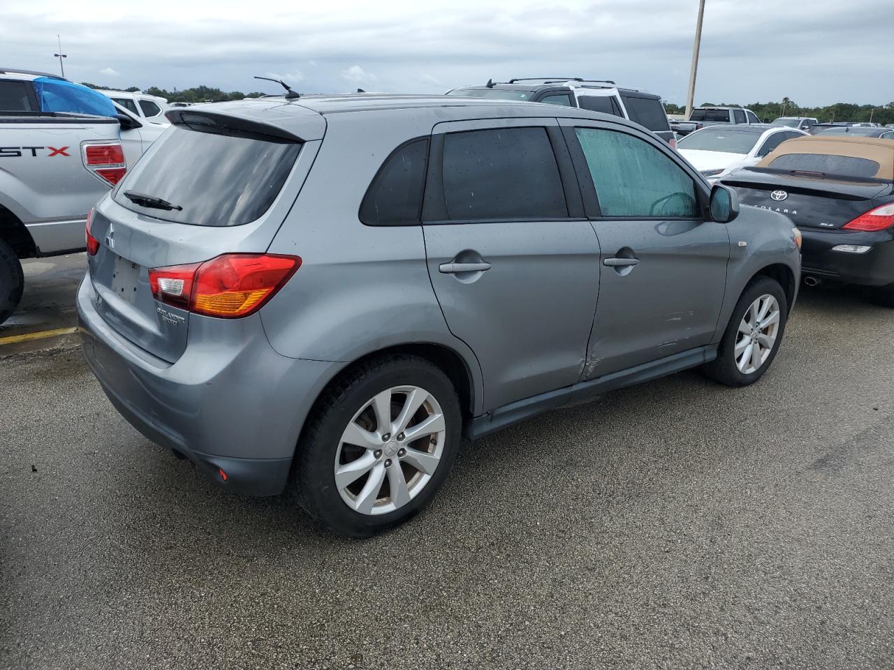 2014 Mitsubishi Outlander - Image 3