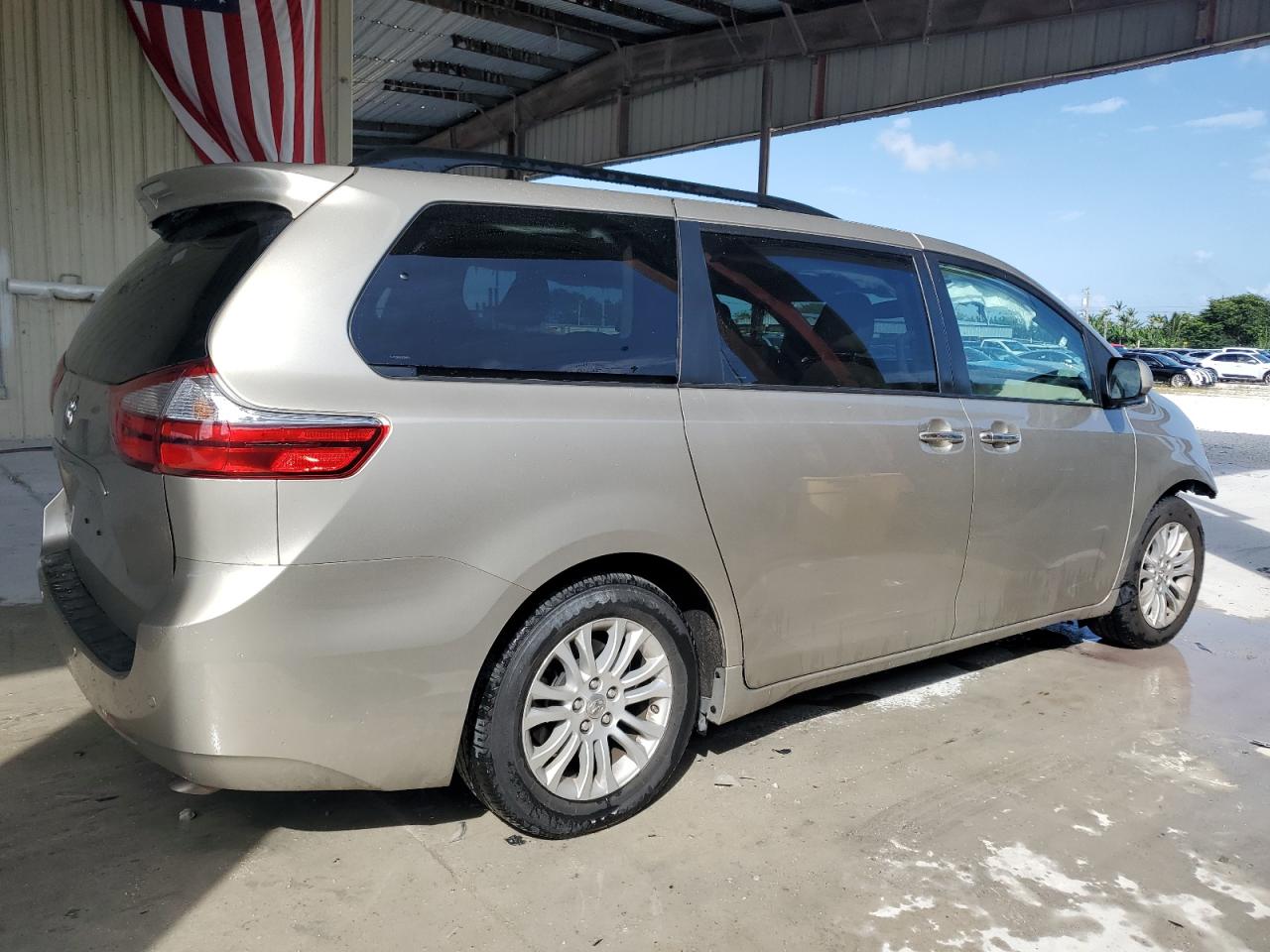 2015 Toyota Sienna - Image 3