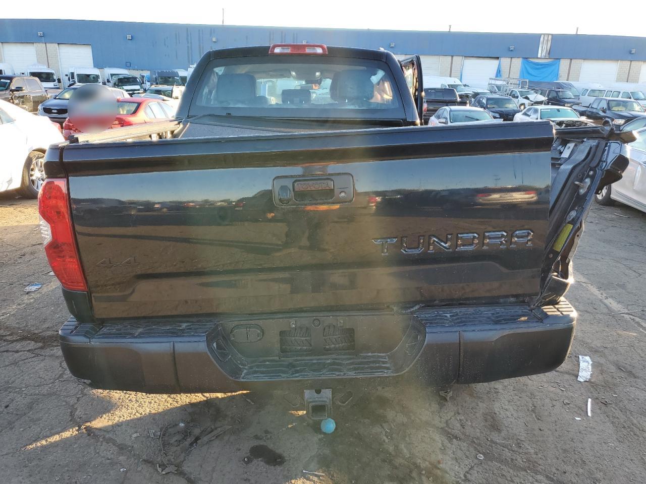 5TFUM5F17JX079341 2018 Toyota Tundra Double Cab Sr