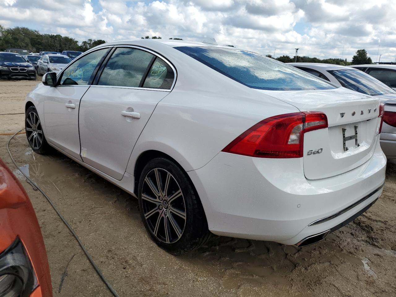 VIN LYV402TM6HB195886 2017 VOLVO S60 no.2