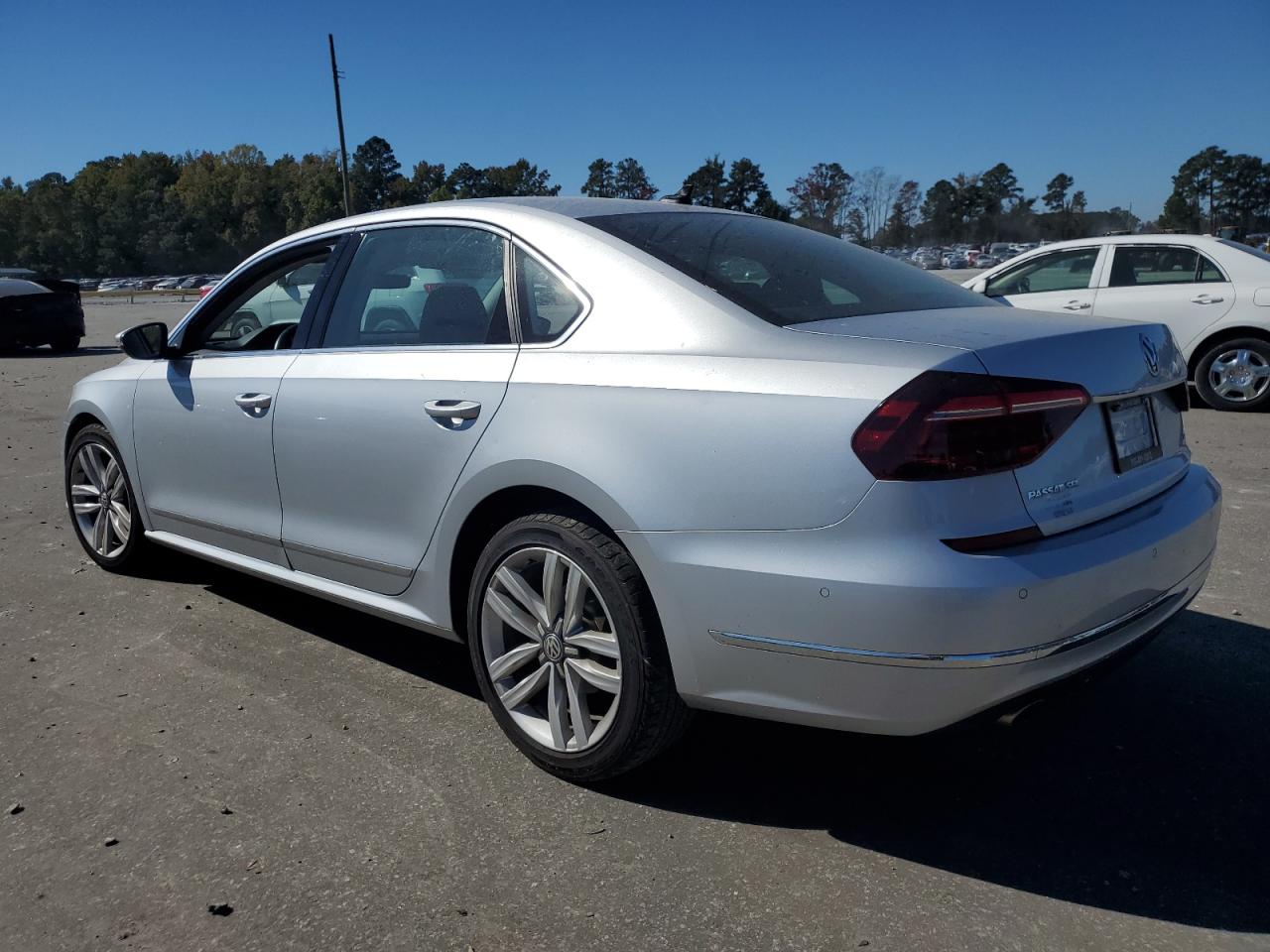 2017 Volkswagen Passat - Image 2