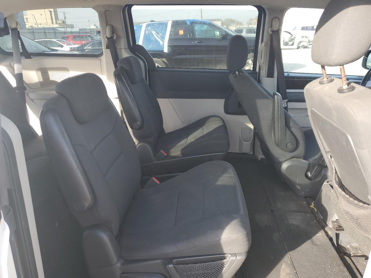 2010 Dodge Caravan - Image 12