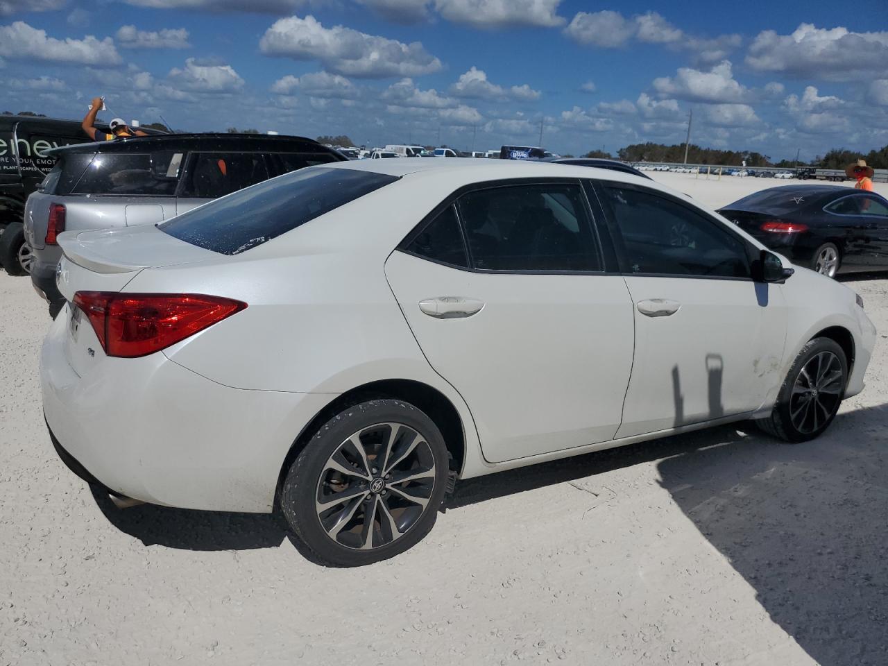 VIN 5YFBURHE8HP690003 2017 TOYOTA COROLLA no.3