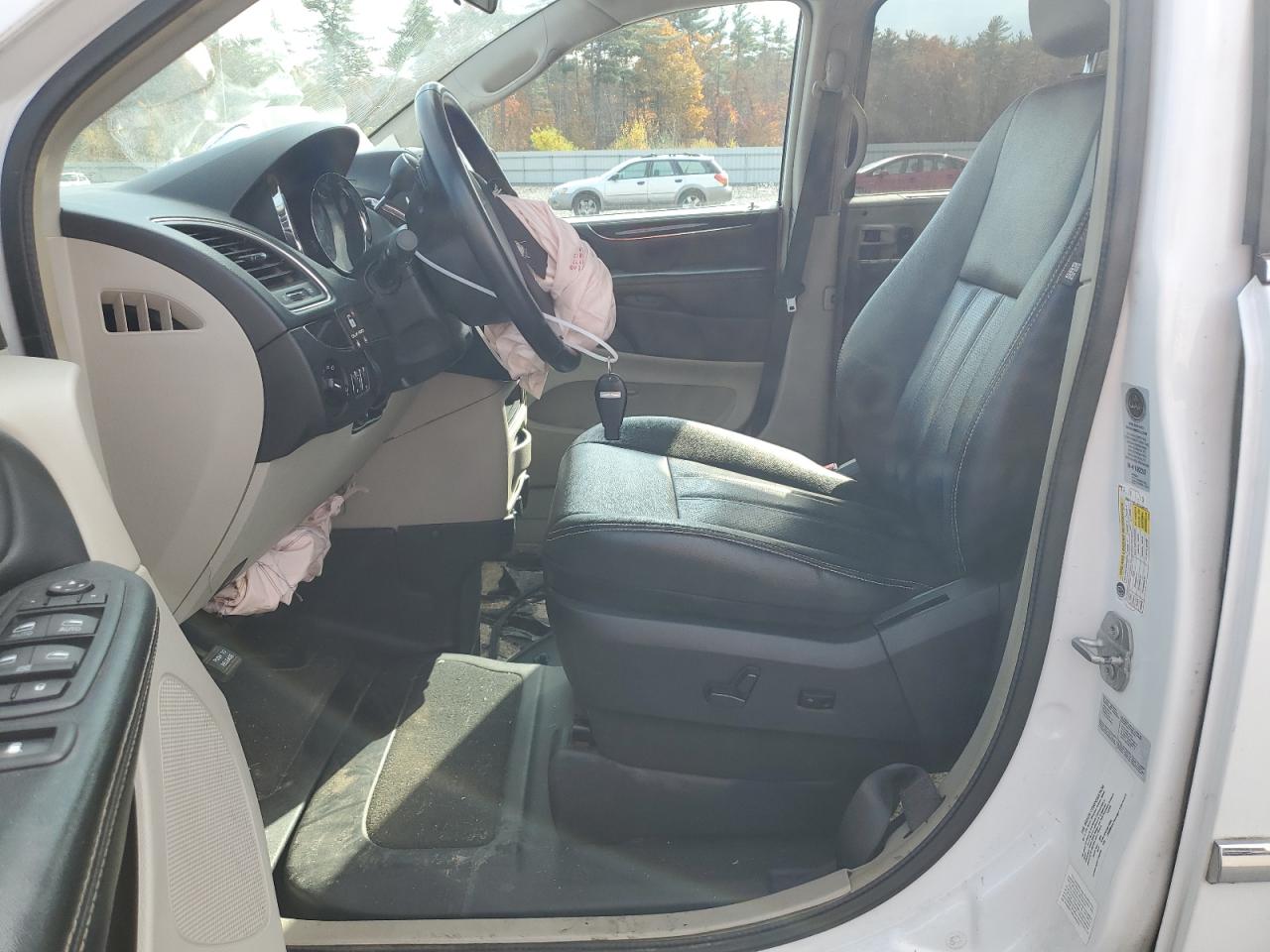 2016 Chrysler Town & Country - Image 7
