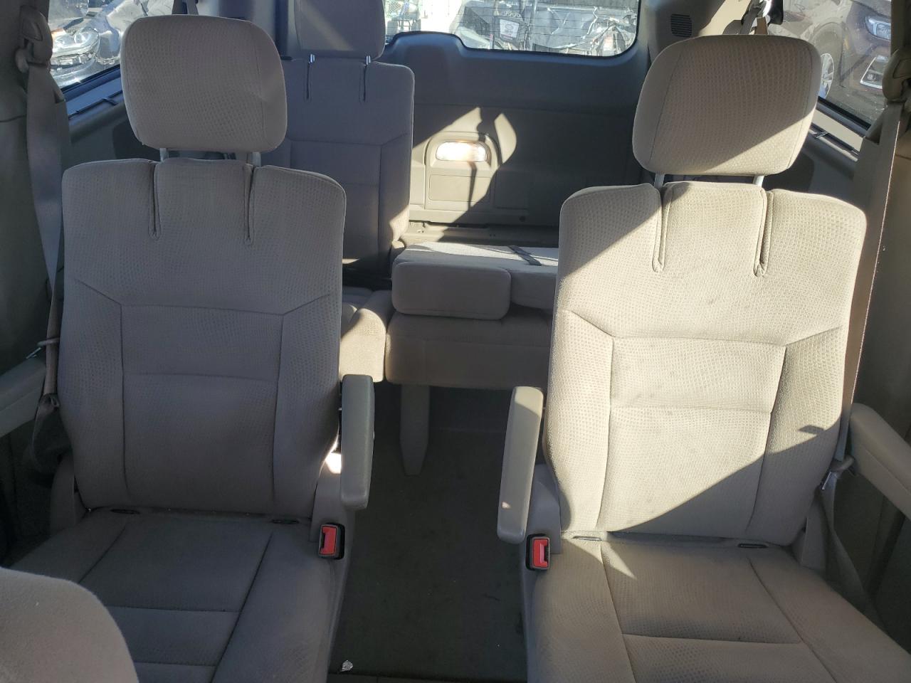 2014 Chrysler Town & Country - Image 10