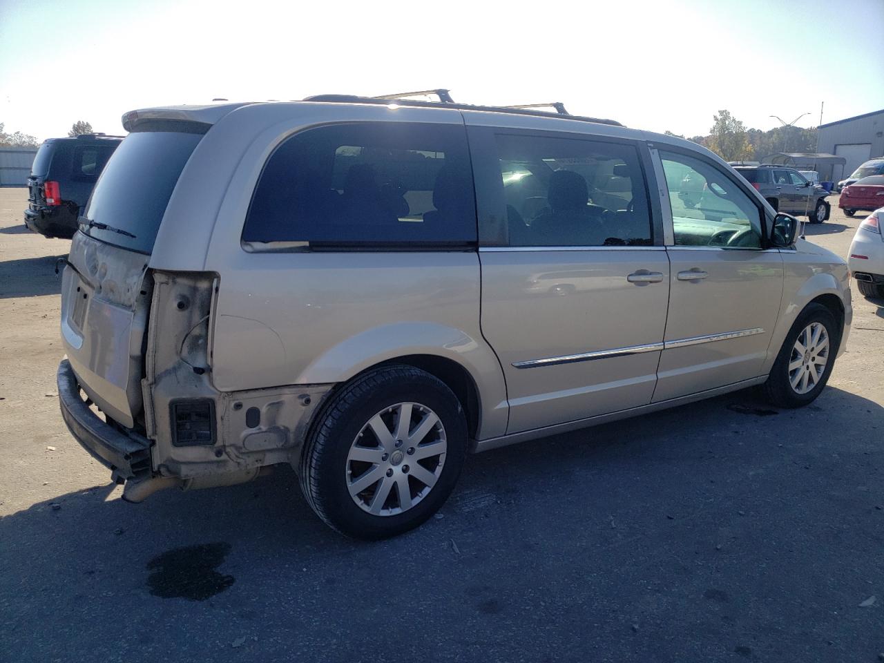 2015 Chrysler Town & Country - Image 3
