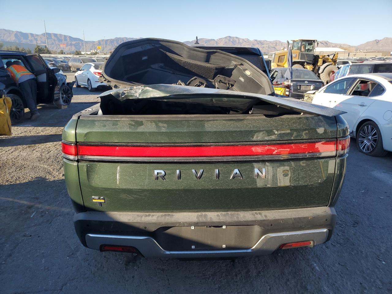 7FCTGAAA5NN007049 2022 Rivian R1T Adventure