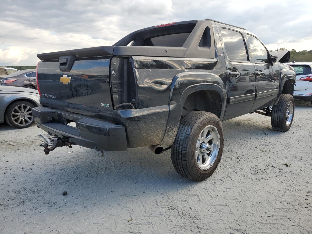 2012 Chevrolet Avalanche - Image 3