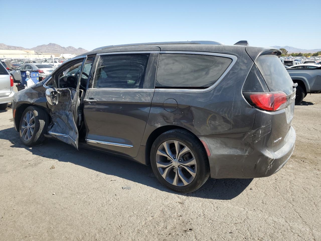 2018 Chrysler Pacifica - Image 2