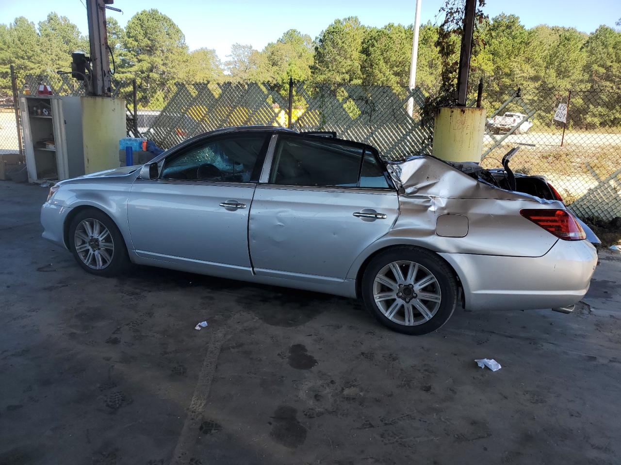 2010 Toyota Avalon - Image 2