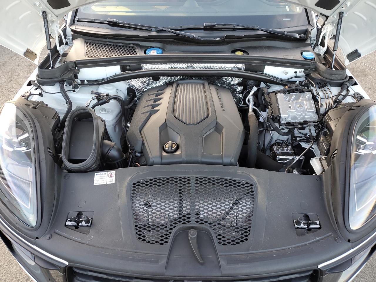 2024 Porsche Macan - Image 11