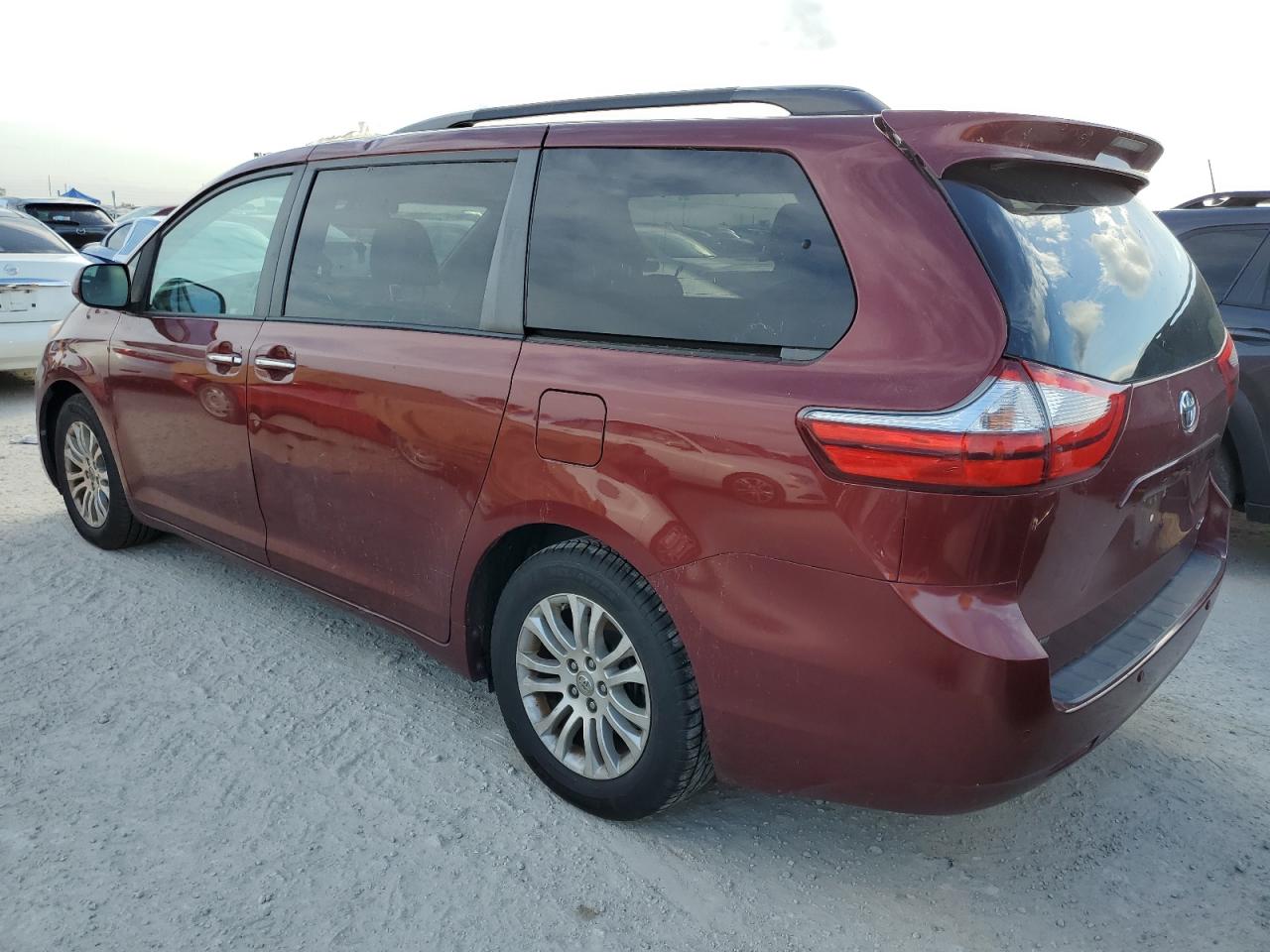 2017 Toyota Sienna - Image 2