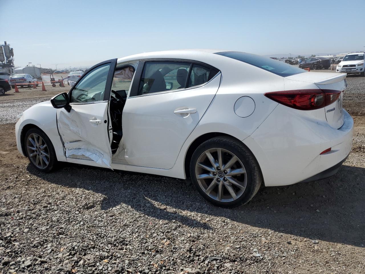 3MZBN1V37JM253573 2018 MAZDA 3 - Image 2