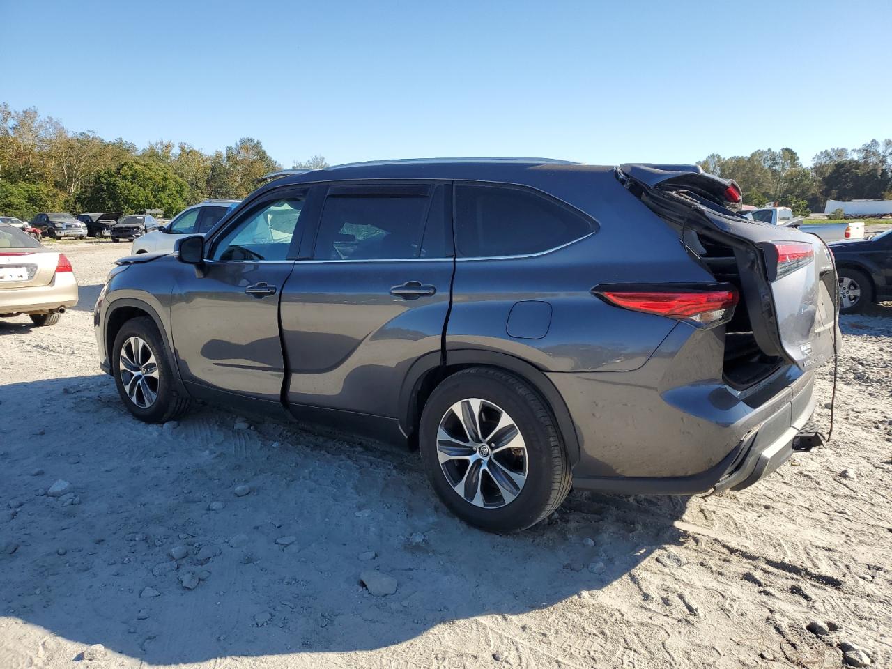 2022 Toyota Highlander - Image 2