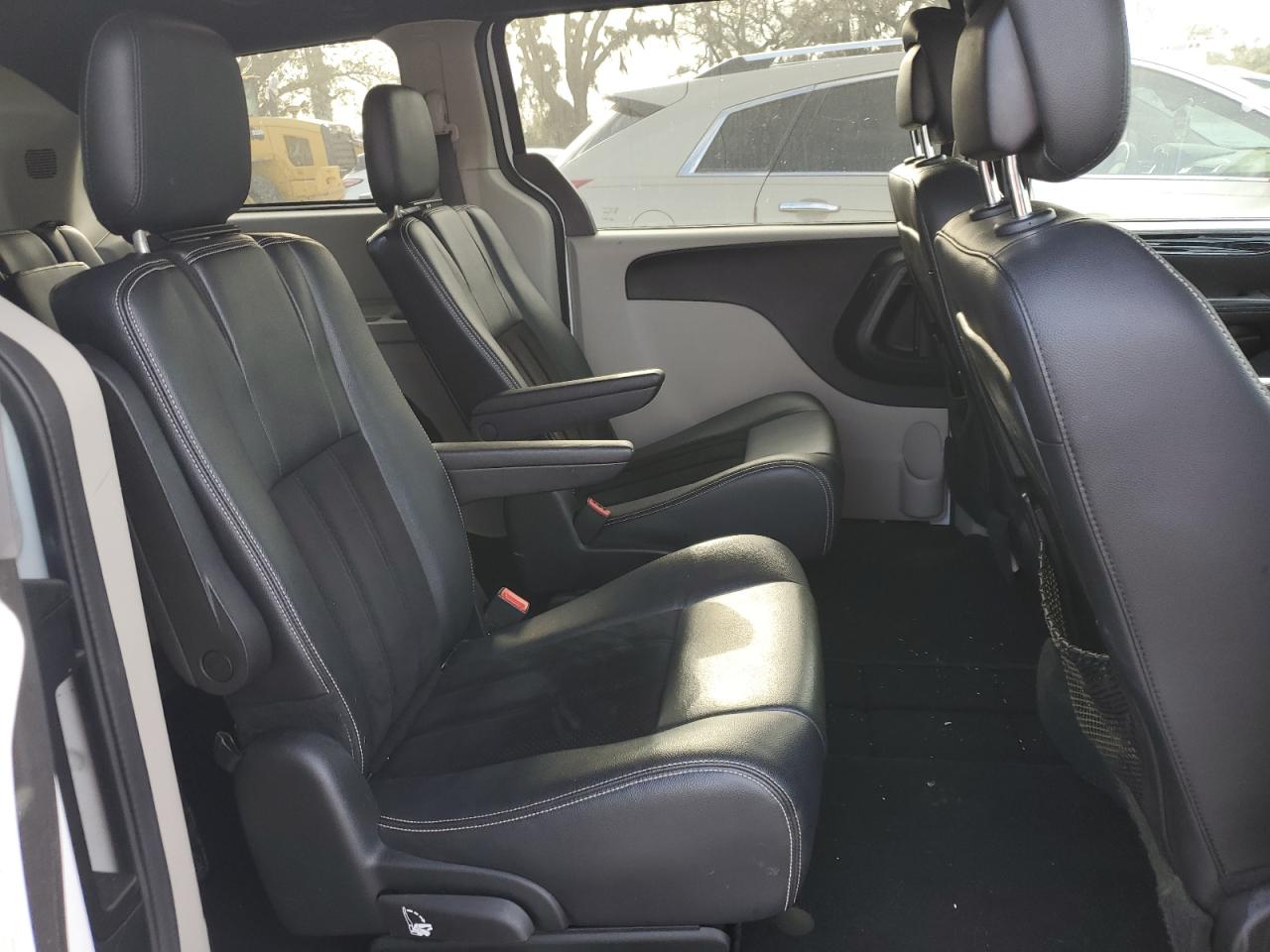 2017 Dodge Caravan - Image 11