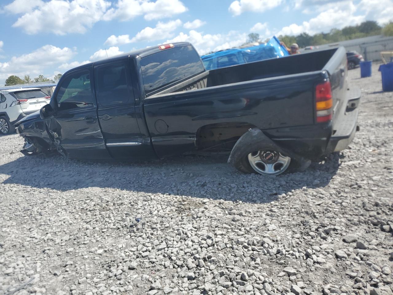 2004 GMC Sierra - Image 2