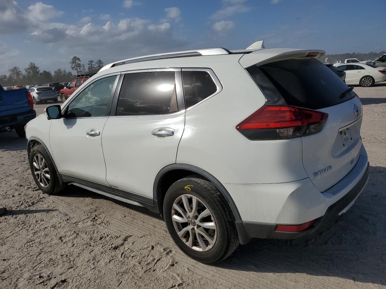 2017 Nissan Rogue - Image 2