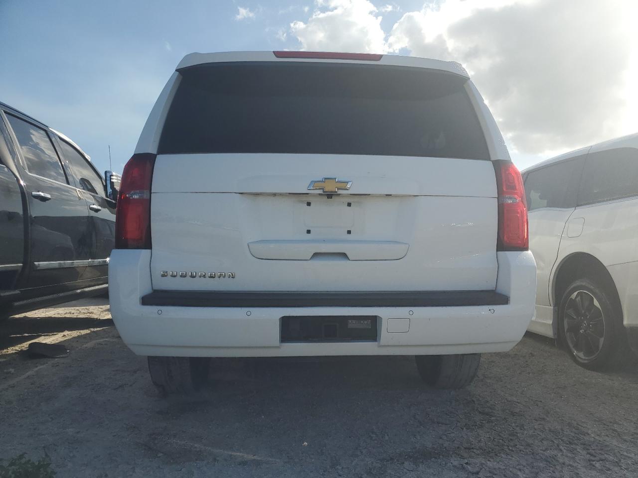 VIN 1GNSKHKC4KR243938 2019 CHEVROLET SUBURBAN no.6