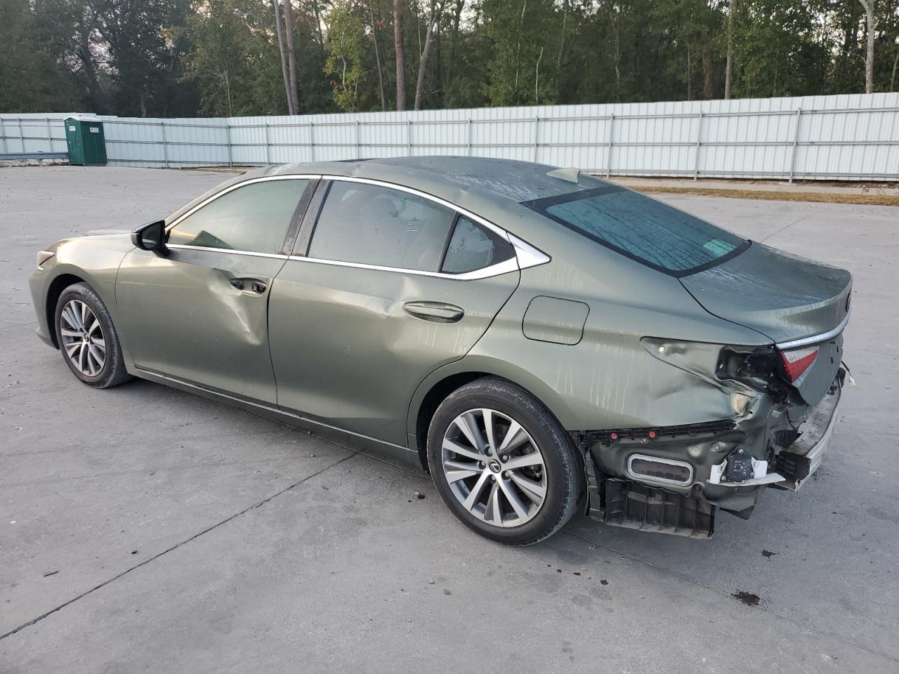 2020 Lexus ES - Image 2