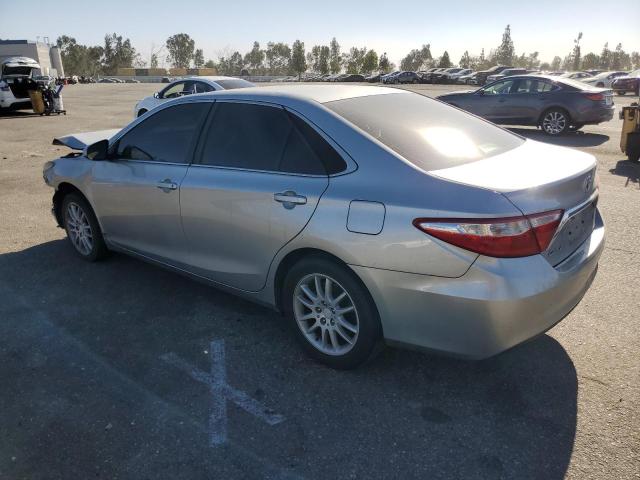 Sedans TOYOTA CAMRY 2017 Srebrny