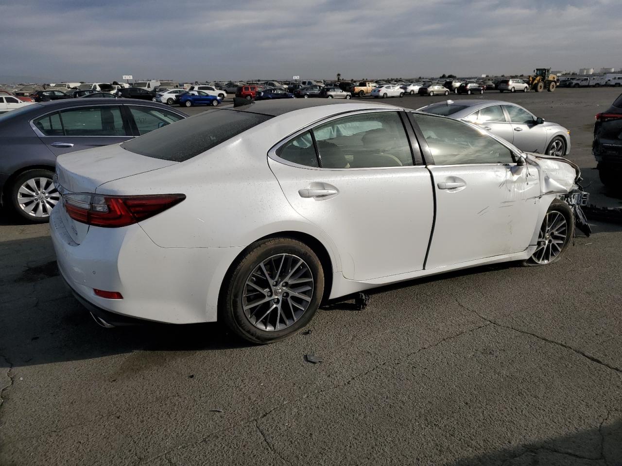 2017 Lexus ES - Image 3