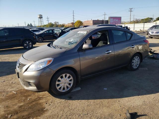  NISSAN VERSA 2014 Золотий