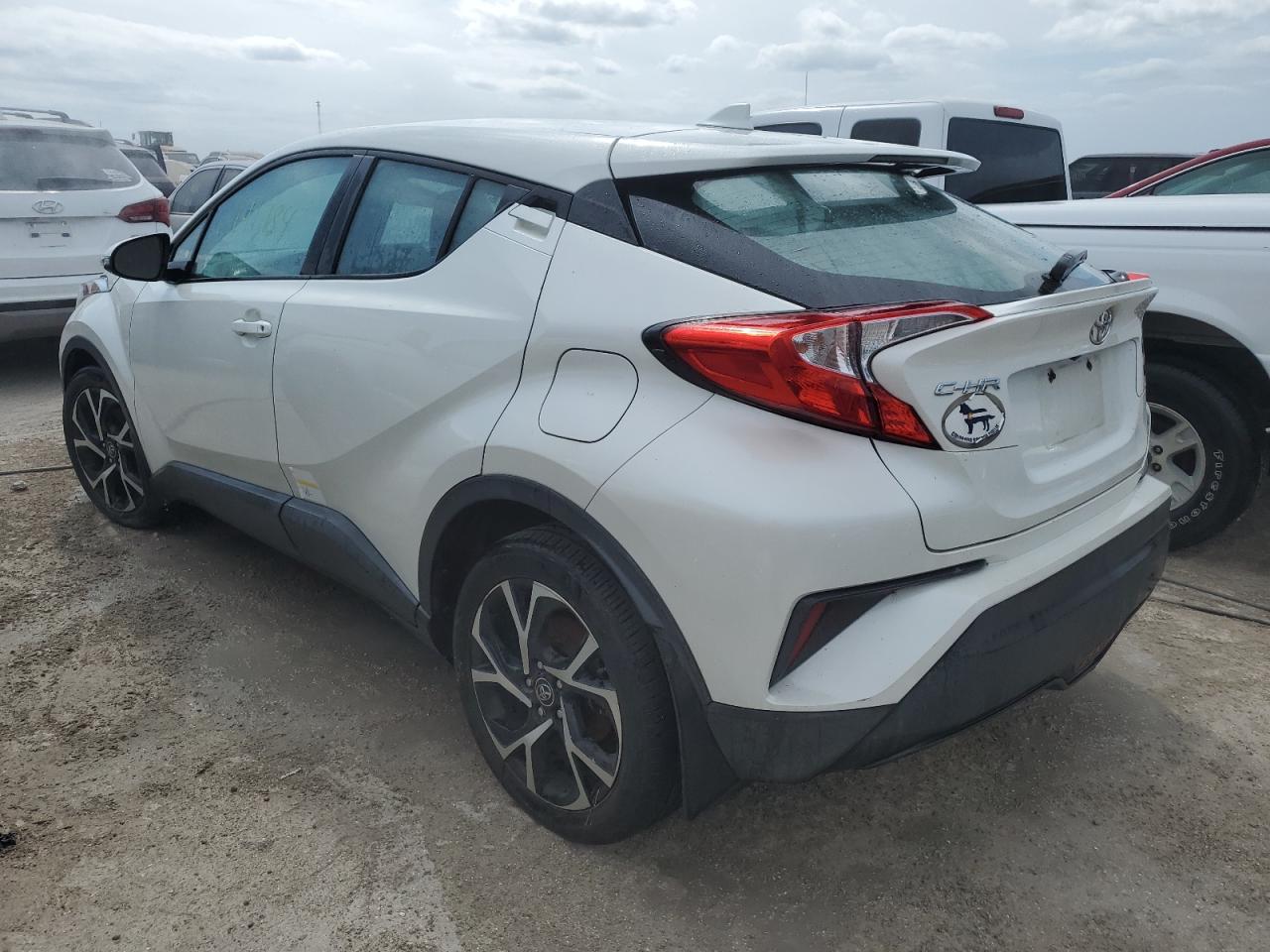 VIN NMTKHMBX4JR027590 2018 TOYOTA C-HR no.2