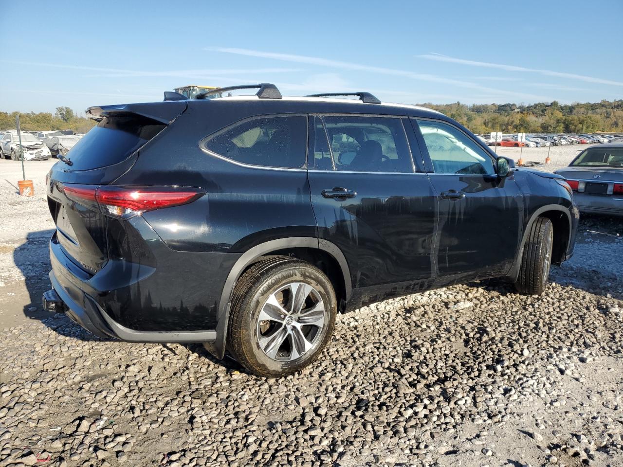 2022 Toyota Highlander - Image 3