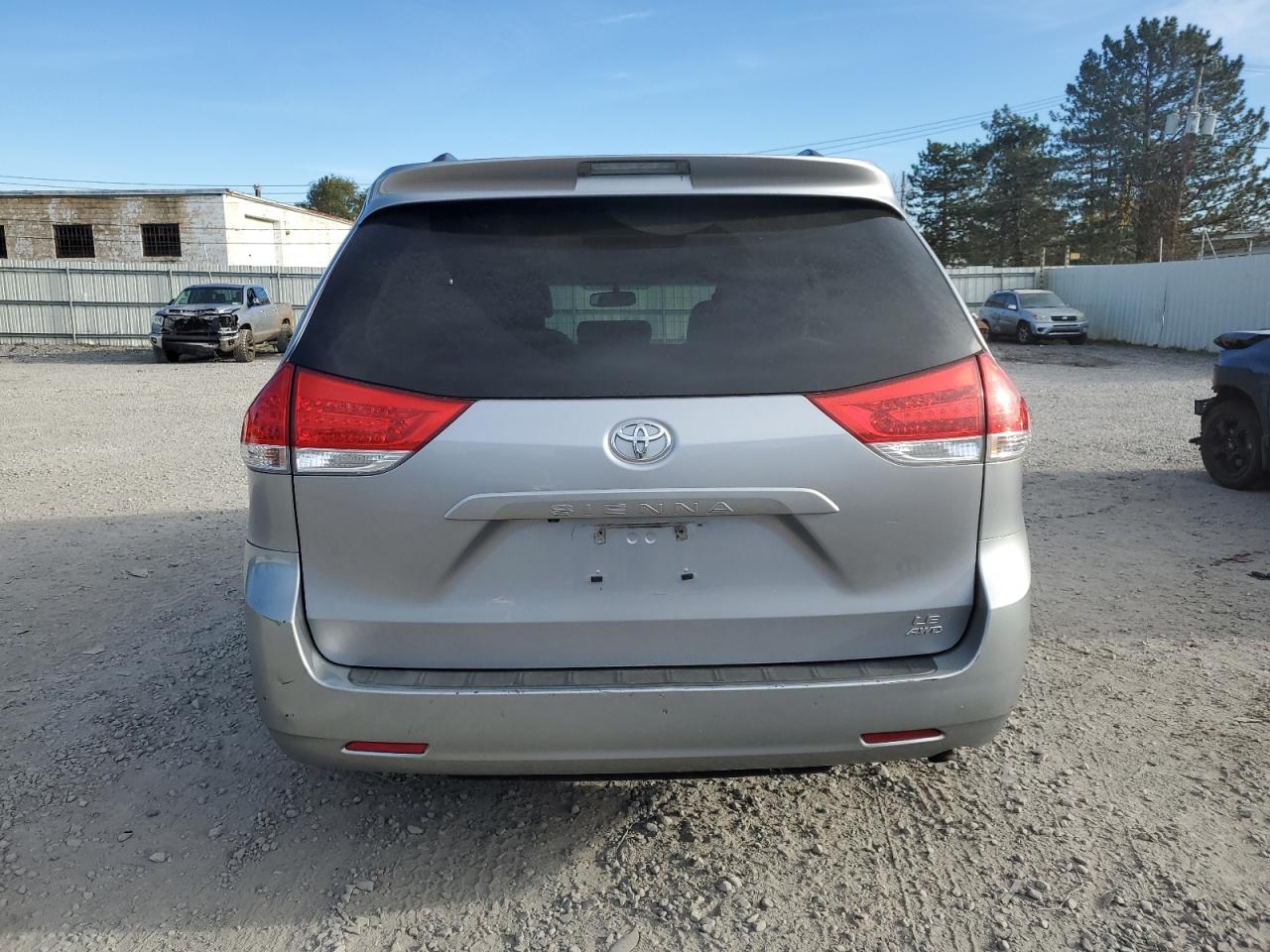 5TDJK3DC0BS002092 2011 Toyota Sienna Le