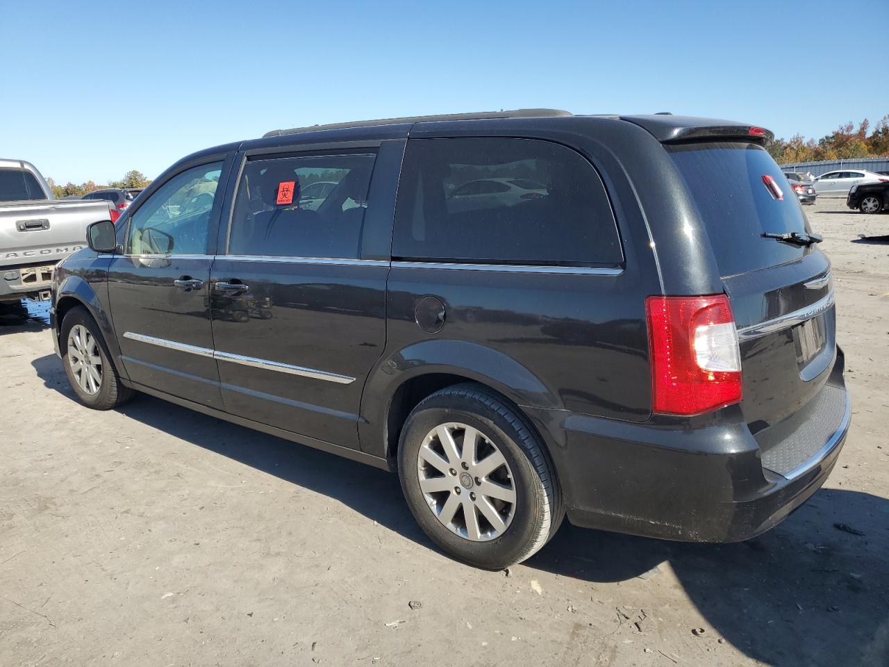 2016 Chrysler Town & Country - Image 2